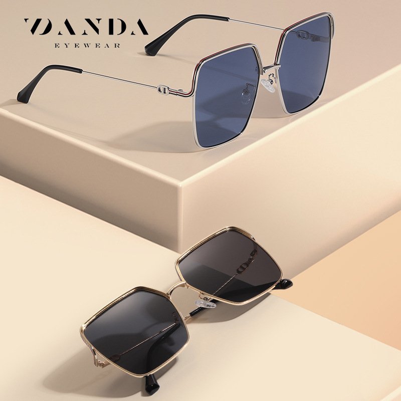 MZCHYHAM10111-media-2 Women's Gold Frame Polarized Sunglasses LS322 - Image 1